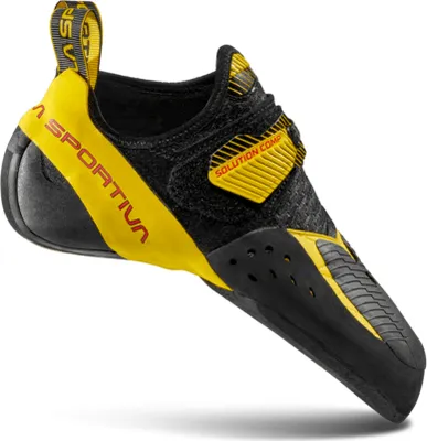 Kletterschuh "Solution Comp" von La Sportiva in Schwarz und Gelb; mit Klettverschluss und griffiger Sohle.