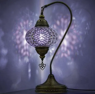 Immagine prodotto di VALVELLO Mozaiek Lampada a collo di cigno – Lampada da notte artigianale in stile orientale per camera da letto e soggiorno – Lampada da tavolo Tiffany turca in viola