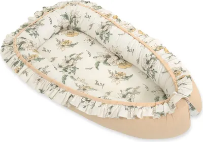 Produktbild von Premium Baby Kokon Laufstall Wickeltuch mit Rüschen - Clematis auf Beige