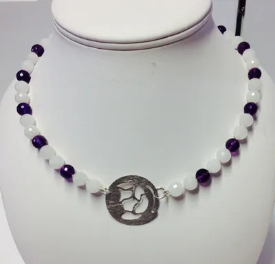 Produktbild von Perlenkette aus Amethyst- und weißen Quarzkugeln