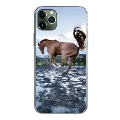 Produktbild von MuchoWow® Handyhülle Schutzhülle Hülle für iPhone 11 Pro Max Ein bockendes Pferd in den Pfützen Silikon Softcase Handy Hülle - Schutz