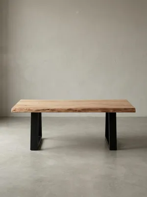 Couchtisch aus honigfarbenem Akazie-Massivholz auf neutralem Betonhintergrund Frontalansicht 60x115x40 cm_#sku_BARWL1.828#
