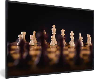 Produktbild von MuchoWow® Gerahmtes Poster Ein Schachspiel vor einem schwarzen Hintergrund 90x60 cm - Poster mit Schwarzem Bilderrahmen Wandposter Rahmen Foto Bilder - Fotorahmen - Foto-Plakat