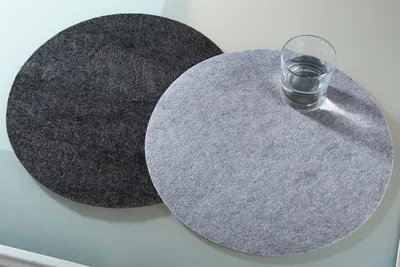 Produktbild von Platzset Gilde Handwerk, rundes 4er Tischset, 35cm Durchmesser, Material aus Filz, waschbar, in Hellgrau