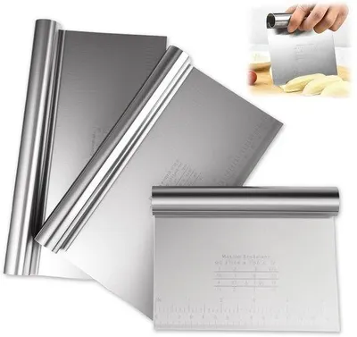 Productafbeelding van Unyqoos® 3-delige set deegschrapers van voedselveilig roestvrij staal, met een duurzame lasergravure van een maatverdeling, 15/20/25 cm – ergonomisch en veelzijdig