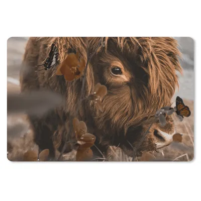 Produktbild von MuchoWow® Schreibtischunterlage Schottische Highlander - Schmetterlinge - Blumen 60x40 cm - XXL Mauspad - Großes Mauspad