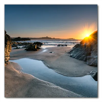 Produktbild von Wallario selbstklebende Möbelfolie/ Tischdecke für Innen und Außen, Größe: 50 x 50 cm - Sonnenuntergang hinter einem Felsen am Strand