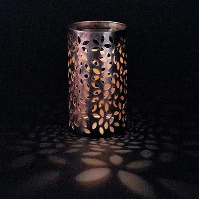Produktbild von Solar Deko-Tischleuchte aus Metall im Vintage-Look | Dekorative Beleuchtung mit Schattenwurf | warm-weiß | moderne Solarleuchte für Garten, Terrasse, Balkon | ca. Ø 10 x 18 cm (Motiv: 4)