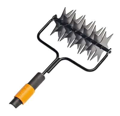 Produktbild von provzdušňovač trávníku bez násady QuikFit černý Fiskars 1000689
