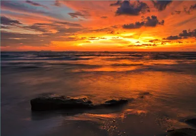 Produktbild von Wallario Fototapete Vliestapete, seidenmatte Oberfläche, einfache Verarbeitung, Größe 300 x 210 cm, Motiv Glühender Abendhimmel über dem Meer