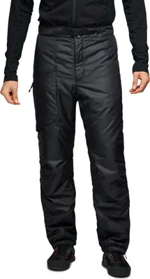 Schwarze Belay Pants von Black Diamond; isolierte Hose für Herren; getragen von einem Mann in sportlicher Pose.