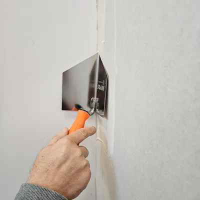 Produktbild von Eckenkelle aus rostfreiem Edelstahl 125 x 75 mm - Inneneckenkelle mit Softgriff - Werkzeug für Innenecken