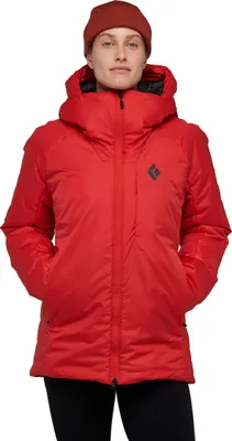 Rote W Belay Parka von Black Diamond; getragen von einer Frau mit Kapuze und Taschen; vor schwarzem Hintergrund.