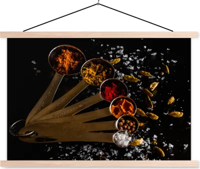 Produktbild von MuchoWow® Textilposter Gewürze - Löffel - Salz - Gewürze - Schwarz 120x80 cm mit holzfarbenen Rahmen - Aufhängeset