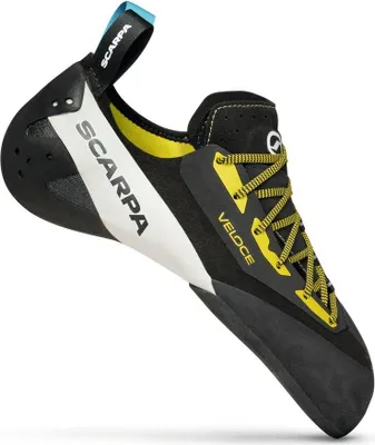 Schnür-Kletterschuh "Veloce Lace" von Scarpa; schwarz mit gelben Schnürsenkeln und blauer Lasche.