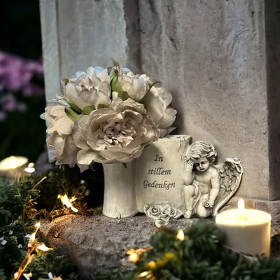 Immagine prodotto di eberin - Vaso cimiteriale a forma di rotolo commemorativo con angelo in lutto - Simbolo del ricordo silenzioso - Detto funebre: "In silent remembrance"