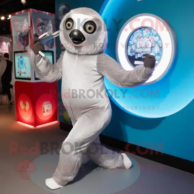 Produktbild von Silberne REDBROKOLY Faultier Maskottchen Kostüm figur bekleidet mit Leggings und Broschen