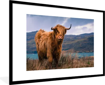 Produktbild von MuchoWow® Gerahmtes Poster Schottischer Highlander - Berg - Wasser - Natur - Kuh 90x60 cm - Poster mit Schwarzem Bilderrahmen Wandposter Rahmen Foto Bilder - Wanddekoration - Fotos