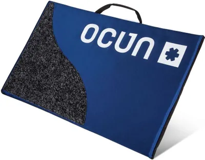 Blaues Crashpad "Sitpad" von Ocun mit grauem; strukturiertem Bereich und Tragegriff.