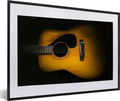 Produktbild von MuchoWow® MuchoWow® Gerahmtes Poster Alte akustische Gitarre auf dunklem Hintergrund 60x40 cm - Poster mit zchwarzem Bilderrahmen - Schlafzimmer - Plakat in Rahmen - Drucken
