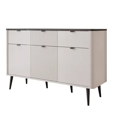 Produktbild von Dreitürige Kommode NAVANI 130 cm mit 3 Schubladen Geriffelte Aufbewahrungsschrank Stehend Schubladenschrank mit schwarze Griffe Stauraum Kaschmir + Steingrau
