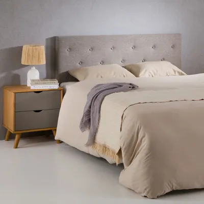 Produktbild von Kopfteil LULINE mit Holzbeinen 160 cm in Grau – Polster Kopfteil für Doppelbett mit hochwertigen Zierknöpfen & elegantem Stoffbezug