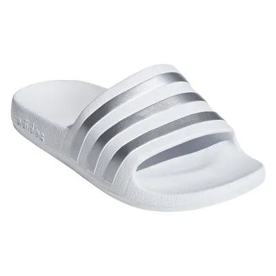 Produktbild von adidas Adilette Aqua K Badeschuhe, weiß-silber, Gr. 37 (EU) / 5 (UK), F35555, Synthetik, schnelltrocknend, Cloudfoam Fußbett, optimale Griffigkeit, leicht, klassisches 3-Streifen-Design, für Schwimmen, Sport & Freizeit