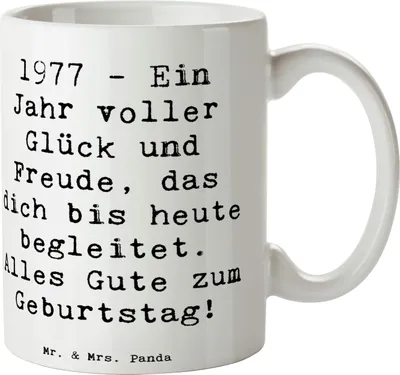 Produktbild von Mr. & Mrs. Panda Tasse Spruch 1977 Geburtstag - Weiß - Geschenk, Alter, Lachen, Glückwunsch, Jubiläum, Feier, Kaffeepott, Kaffeetasse, mit, Becher, Teebecher, alles Gute
