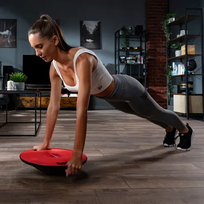 Produktbild von Hop-Sport Balance Board aus Kunststoff - 150 kg Belastbarkeit, rutschfestes Wackelbrett mit Griffen, Gleichgewichtstrainer für Physiotherapie, ø 40 cm- rot