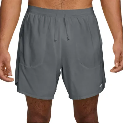 Immagine prodotto di Nike - Pantaloncini da corsa "Stride" da uomo GT13782 (XL Regular) (Grigio fumo/Argento)