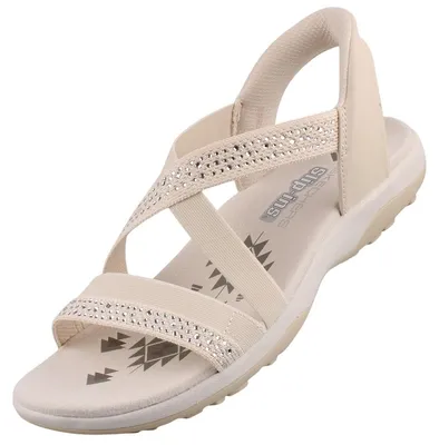 Das Bild zeigt eine beige Sandale die von der Seite fotografiert wurde. Die Sandale hat ein schlichtes Design mit mehreren Riemen und einer flachen Sohle.