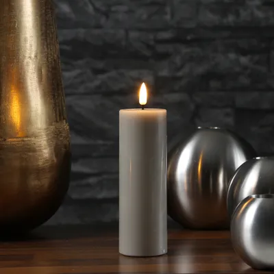 Zdjęcie produktu dla Świeca filarowa LED MIA - prawdziwy wosk - realistyczny płomień 3D - H: 15cm - D: 5cm - piaskowy/taupe