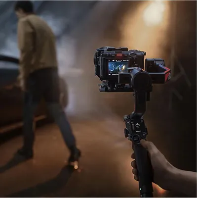 Zdjęcie produktu dla DJI RS 4 Pro Combo, Ręczny stabilizator do kamery, Włókno węglowe, Czarny, 1/4", 360°, 0 - 360°