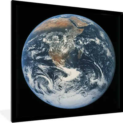 Produktbild von MuchoWow® Gerahmtes Poster Der Planet Erde vor einem dunklen Himmel 40x40 cm - Poster mit Schwarzem Bilderrahmen Wandposter Rahmen Foto Bilder - Mit Rahmen - Wanddekoration Schlafzimmer