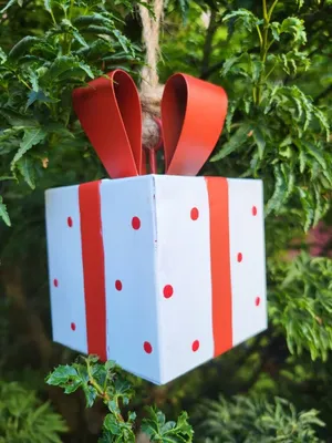 Produktbild von Metallgeschenk zum Hängen, weiß mit roten Punkten