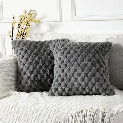 Produktbild von Set mit 2 superweichen Plüschkissenbezügen aus Kunstfell, dekorative Sofakissen, weiche Zierkissenbezüge für Sofa, Sessel, Bett, Wohnzimmer, 40 x 40 cm, grau
