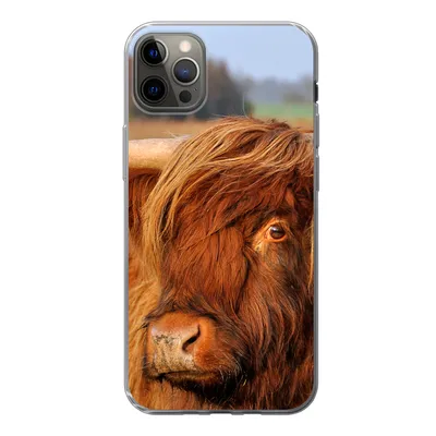 Produktbild von MuchoWow® Handyhülle Schutzhülle Hülle für iPhone 13 Pro Max Schottischer Highlander - Gras - Baum Silikon Softcase Handy Hülle - Mobiltelefon