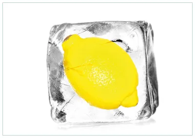 Produktbild von Wallario Premium Glasbild, freischwebende Optik, kräftige Farben, Größe 100 x 70 cm Motiv Zitrone in Eiswürfel - Eiskaltes Obst
