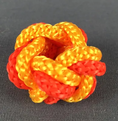 Produktbild von Makrameeknoten orange/gelb für Halstuch / Vierecktuch