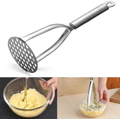 Productafbeelding van Unyqoos® aardappelstamper van roestvrij staal – met een ronde plaat met 37 gaatjes, vaatwasmachinebestendig, ergonomische antisliphandgreep, compact en geschikt om op te hangen, voor aardappelpuree, groenten en eieren