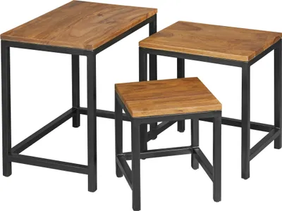 Beistelltisch Set Akola 3-teilig mit Sheesham-Holzplatten und schwarzem Metallgestell in Gesamtansicht.