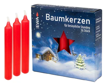 Zu sehen ist eine Packung mit roten Baumkerzen die für besinnliche Stunden gedacht sind und neben der Verpackung stehen drei der Kerzen während im Hintergrund eine winterliche Schneelandschaft mit einem kleinen Haus abgebildet ist