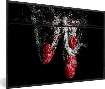 Produktbild von MuchoWow® Gerahmtes Poster Himbeeren - Obst - Stilleben - Wasser - Schwarz - Rot 90x60 cm - Poster mit Schwarzem Bilderrahmen Wandposter Rahmen Foto Bilder - Fotorahmen - Foto-Plakat