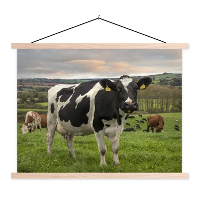 Produktbild von MuchoWow® Textilposter Kuh - Berg - Gras - Tiere 150x113 cm mit holzfarbenen Rahmen - Poster