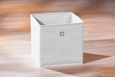 Faltbox WINNY in Weiß mit Metallöse, Gesamtansicht von vorne.