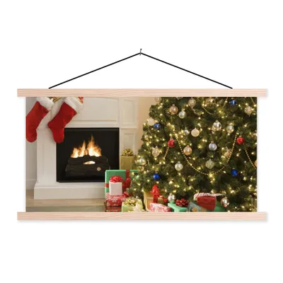 Produktbild von MuchoWow® Textilposter Ein Weihnachtsbaum mit Geschenken neben einem Kamin 60x30 cm mit holzfarbenen Rahmen - Dekoration