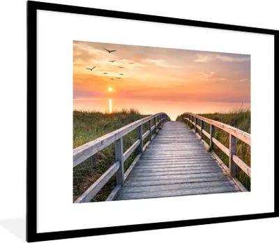 Produktbild von MuchoWow® Gerahmtes Poster Sonnenuntergang - Meer - Weg - Gras - Düne - Vögel 80x60 cm - Poster mit Schwarzem Bilderrahmen Wandposter Rahmen Foto Bilder - Schlafzimmer-Dekorationen - Fotoposter