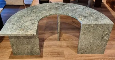Produktbild von Casa Padrino Luxus Couchtisch Grau 100 x H. 40 cm - Gebogener Marmor Wohnzimmertisch - Wohnzimmer Möbel - Luxus Möbel - Marmor Möbel - Luxus Einrichtung - Wohnzimmer Einrichtung