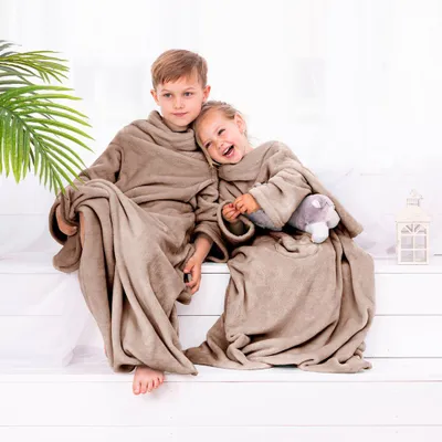 Produktbild von Kuscheldecke für Kinder 90x105 cm 100 % Polyester (Microfaser) mit Ärmeln Beige