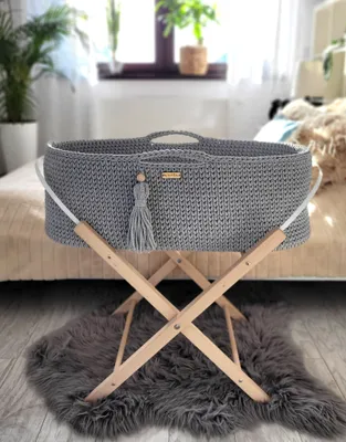 Immagine prodotto di Culla Boho realizzata a mano con materasso grigio scuro e struttura in legno